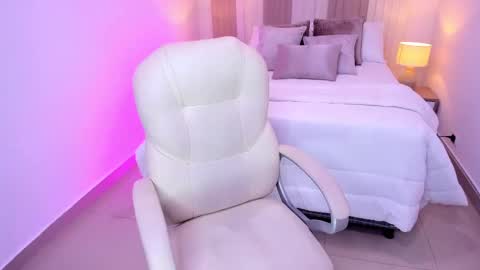 Taylor  online show from October 24, 8:49 pm