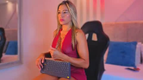 tayra online show from July 25, 7:00 pm