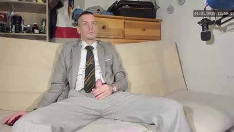 Snapshot of telepaticman chatting on January 1, 4:39 pm Virg Lszl online show from January 1, 4:39 pm