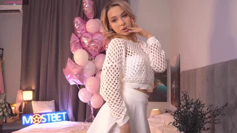 Snapshot of telladreamer_ chatting on December 12, 8:03 am Tella online show from December 12, 8:03 am