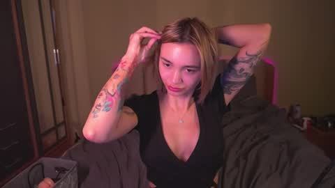 Snapshot of teona_amore chatting on March 1, 9:29 am Teya online show from March 1, 9:29 am
