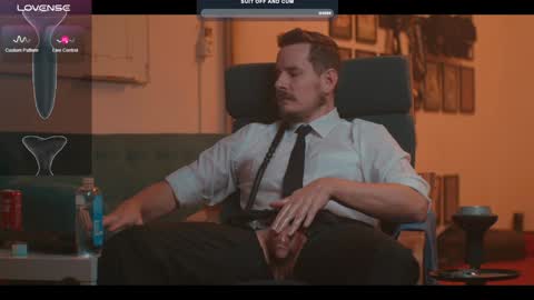 Snapshot of the_dilf chatting on December 28, 2:32 pm The DILF - online show from December 28, 2:32 pm