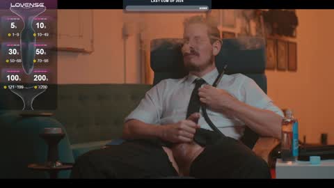 Snapshot of the_dilf chatting on December 31, 5:07 pm The DILF - online show from December 31, 5:07 pm