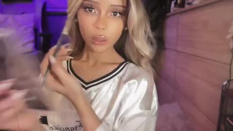 Snapshot of the_enchantressxx chatting on June 4, 9:04 am nabi butterfly online show from June 4, 9:04 am