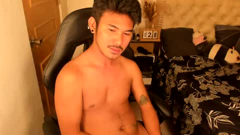 Snapshot of the_killian_jones chatting on July 28, 7:39 pm ken online show from July 28, 7:39 pm