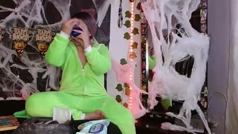 Snapshot of the_lesbian_game chatting on November 1, 3:19 am the_lesbian_game online show from November 1, 3:19 am