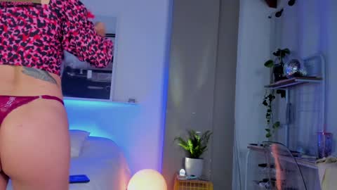 Snapshot of the_walkers_ chatting on January 25, 12:05 pm walkers online show from January 25, 12:05 pm