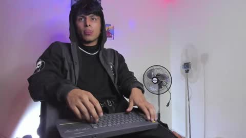 Snapshot of the_weed_guys chatting on January 18, 12:46 am Danny online show from January 18, 12:46 am