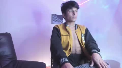 Snapshot of the_weed_guys chatting on January 19, 1:10 am Danny online show from January 19, 1:10 am