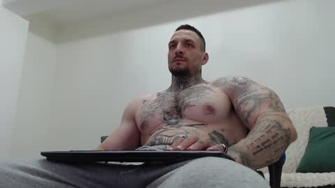 Snapshot of thebestmuscles chatting on June 18, 7:07 pm John online show from June 18, 7:07 pm