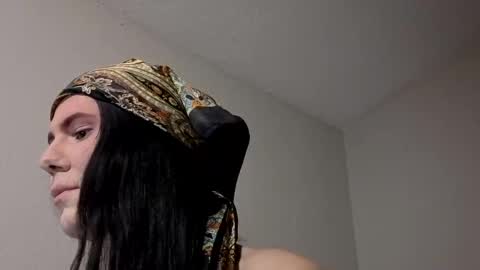 Snapshot of thedolllee25 chatting on February 19, 10:44 am thedolllee25 online show from February 19, 10:44 am