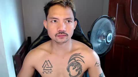 Snapshot of thefriskyasian chatting on February 24, 12:30 am Jaycee online show from February 24, 12:30 am