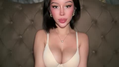 Elle  dont forget to folloW me and thumbs up online show from April 28, 3:00 am