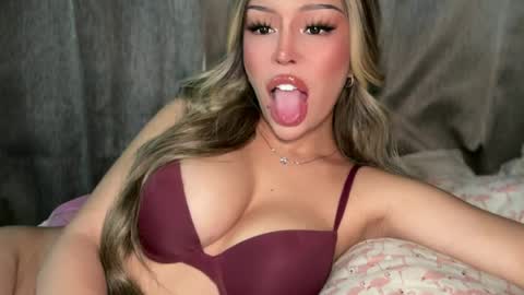 Snapshot of thegreat_legacy chatting on July 31, 4:23 am Elle dont forget to folloW me and thumbs up online show from July 31, 4:23 am