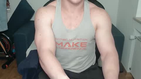 Snapshot of theguyfrombehind chatting on April 24, 12:24 am Alex online show from April 24, 12:24 am