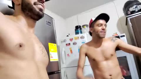 Snapshot of thehousedog chatting on February 3, 4:57 am thehousedog online show from February 3, 4:57 am