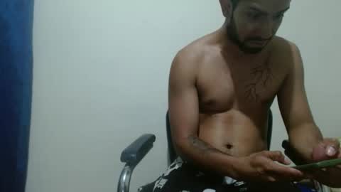 Snapshot of thehousedog chatting on December 5, 3:37 am thehousedog online show from December 5, 3:37 am