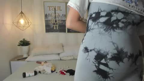 Snapshot of theia_moon_ chatting on December 3, 12:38 pm Theia online show from December 3, 12:38 pm