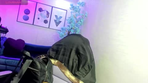 Snapshot of theia_moon_ chatting on December 1, 12:32 pm Theia online show from December 1, 12:32 pm