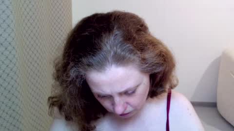 Ella online show from April 5, 8:39 pm