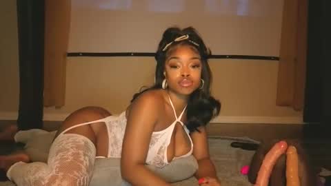 Snapshot of thelovelybrown chatting on November 24, 6:18 pm thelovelybrown online show from November 24, 6:18 pm