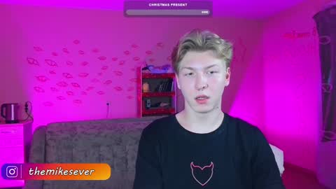 Snapshot of themikesever chatting on December 14, 10:02 am Sever online show from December 14, 10:02 am