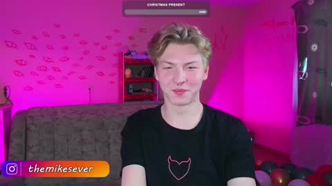 Snapshot of themikesever chatting on December 15, 4:40 am Sever online show from December 15, 4:40 am