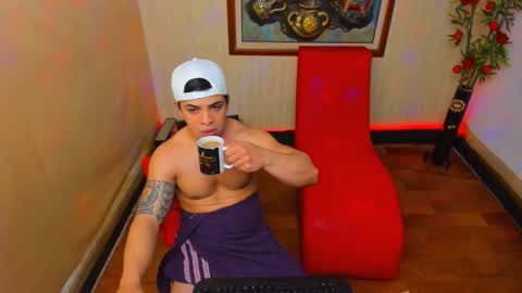 Snapshot of themuscularvenezuelanman chatting on June 5, 5:03 am themuscularvenezuelanman online show from June 5, 5:03 am