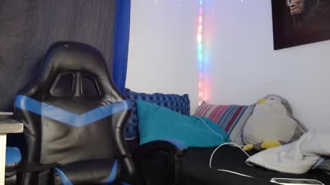 theo_levis online show from April 26, 6:00 am