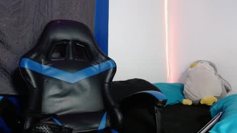 theo_levis online show from May 1, 6:45 pm