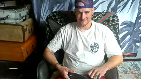 Snapshot of theoutfitter chatting on February 19, 8:41 pm MISTERPOWERS online show from February 19, 8:41 pm