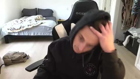 Snapshot of therealdylansdick chatting on December 14, 7:51 pm therealdylansdick online show from December 14, 7:51 pm