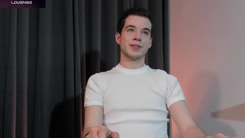 Snapshot of therealmartincox chatting on December 7, 2:53 am 4th online show from December 7, 2:53 am