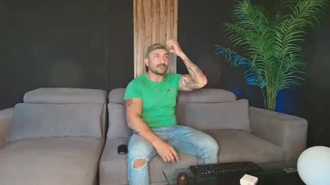 Snapshot of thestraightroom chatting on March 31, 12:27 pm thestraightroom online show from March 31, 12:27 pm