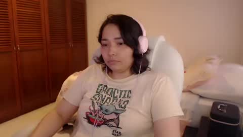 Snapshot of thetalkingbutt chatting on June 16, 8:00 pm Mai online show from June 16, 8:00 pm