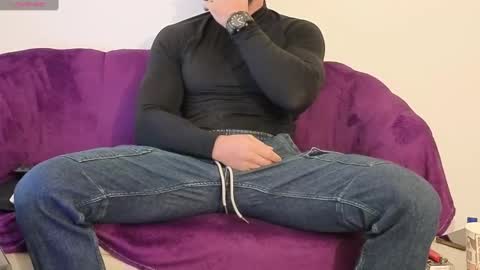 Snapshot of thetopalex chatting on October 2, 2:40 am TheTopAlex online show from October 2, 2:40 am