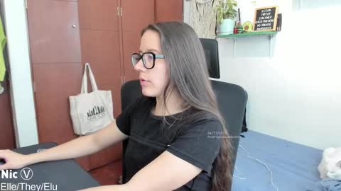 Snapshot of thetropicalseduction chatting on November 6, 2:07 pm Nicole online show from November 6, 2:07 pm