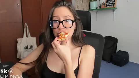 Snapshot of thetropicalseduction chatting on November 25, 1:55 pm Nicole online show from November 25, 1:55 pm