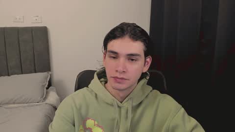 Snapshot of thiaan__ chatting on December 23, 11:17 pm thiaan__ online show from December 23, 11:17 pm