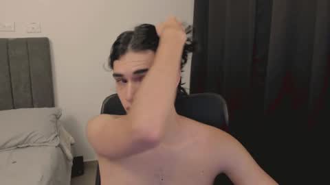 Snapshot of thiaan__ chatting on December 31, 10:04 am thiaan__ online show from December 31, 10:04 am