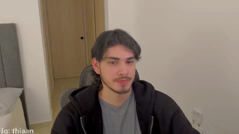 Snapshot of thiaan__ chatting on October 19, 1:06 am thiaan__ online show from October 19, 1:06 am