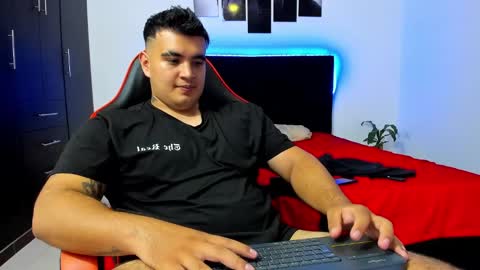 Snapshot of thiago_cp01 chatting on February 10, 9:04 am Thiago online show from February 10, 9:04 am