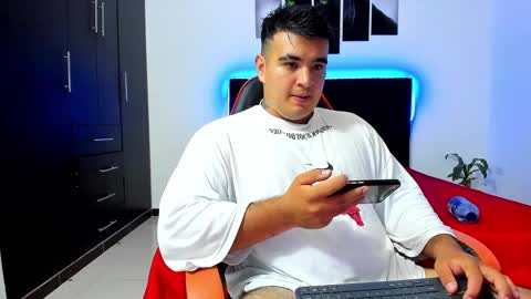 Snapshot of thiago_cp01 chatting on February 26, 9:32 am Thiago online show from February 26, 9:32 am