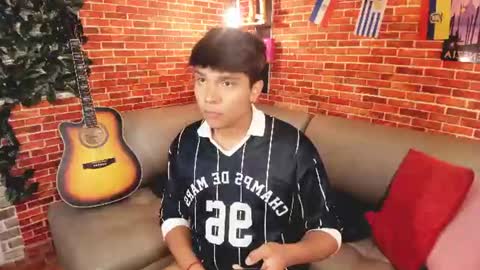 Snapshot of thiago_kozak chatting on July 7, 1:37 pm thiago online show from July 7, 1:37 pm