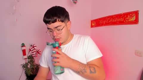 Snapshot of thiago_occonor chatting on December 15, 4:50 am thiago_occonor online show from December 15, 4:50 am