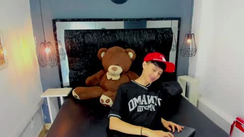 Snapshot of thiago_twink38 chatting on June 25, 5:45 am thiago_twink38 online show from June 25, 5:45 am