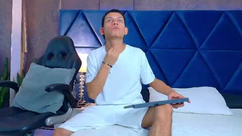 Snapshot of thiagoferrer_ chatting on June 24, 5:06 am T H I A G O online show from June 24, 5:06 am