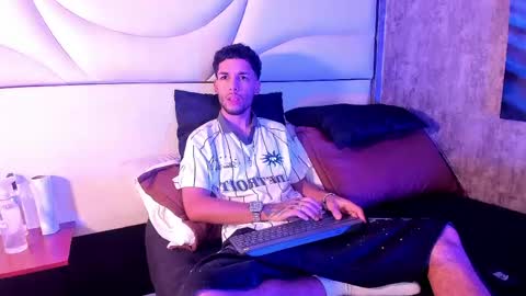 Snapshot of thiagoferreti_ chatting on May 4, 3:57 am ThiagoFerreti online show from May 4, 3:57 am