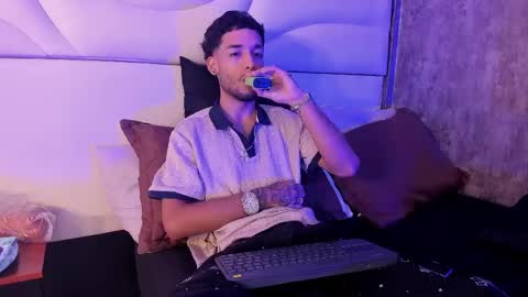 Snapshot of thiagoferreti_ chatting on May 5, 3:25 am ThiagoFerreti online show from May 5, 3:25 am