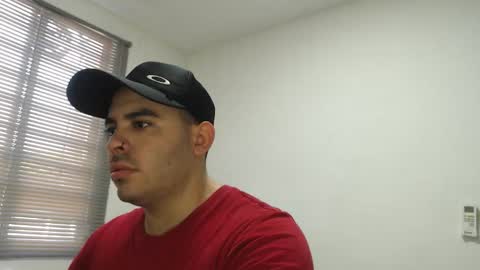 Snapshot of thiagohot_xx chatting on December 3, 9:13 pm Thiago online show from December 3, 9:13 pm